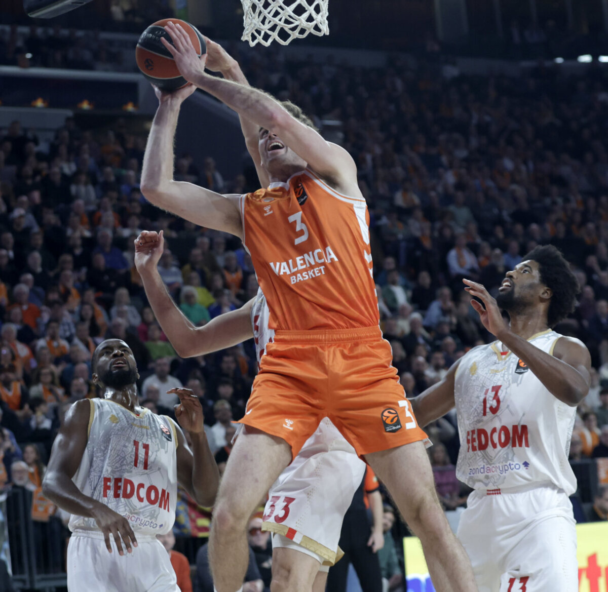 Jugador de Valencia Basket en acción durante un partido contra AS Monaco