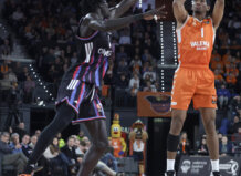 Valencia Basket corta su mala racha con una victoria sólida y coral ante Paris Basketball Jugador de Valencia Basket lanzando a canasta durante un partido