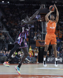 Jugador de Valencia Basket lanzando a canasta durante un partido