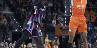 Jugador de Valencia Basket lanzando a canasta durante un partido