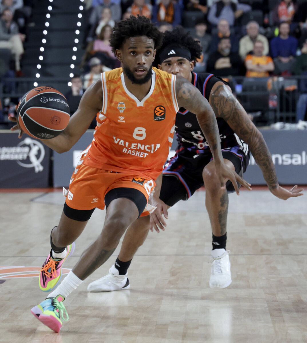 Jugador de Valencia Basket driblando el balón durante un partido
