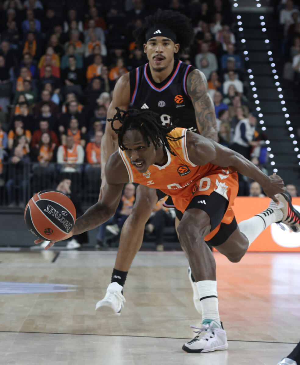 Jugador de Valencia Basket driblando el balón durante un partido contra Paris Basketball.