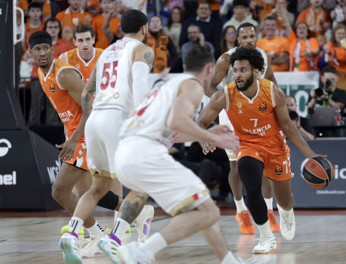 Jugadores de Valencia Basket en acción durante un partido contra AS Monaco.