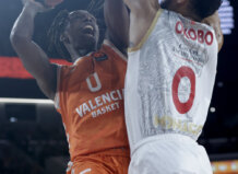 Jugadores de Valencia Basket y AS Monaco compiten en un partido de EuroLeague.