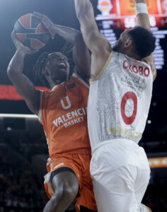 Jugadores de Valencia Basket y AS Monaco compiten en un partido de EuroLeague.