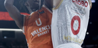 Jugadores de Valencia Basket y AS Monaco compiten en un partido de EuroLeague.