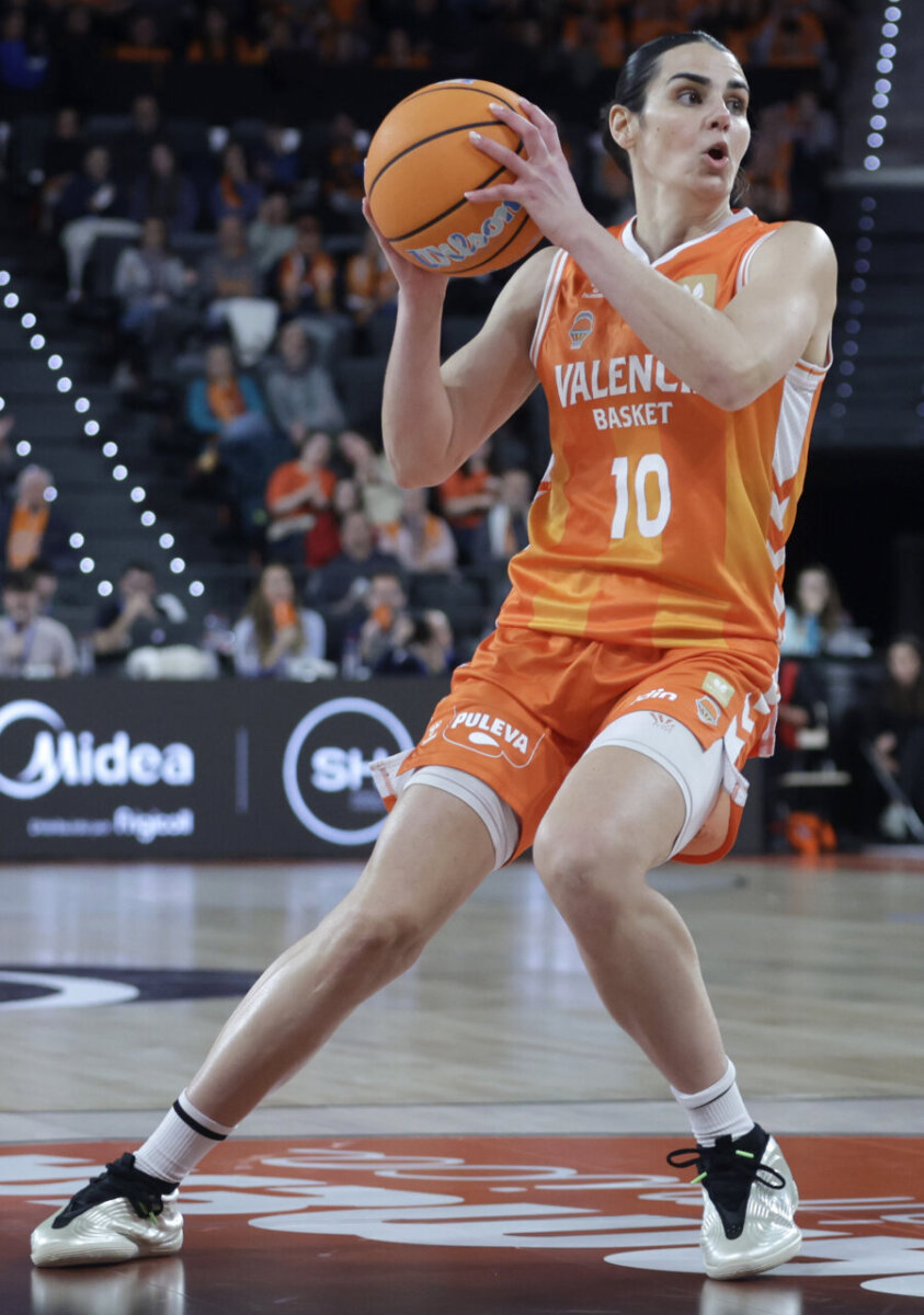 Jugadora de Valencia Basket con balón en el Roig Arena durante un partido