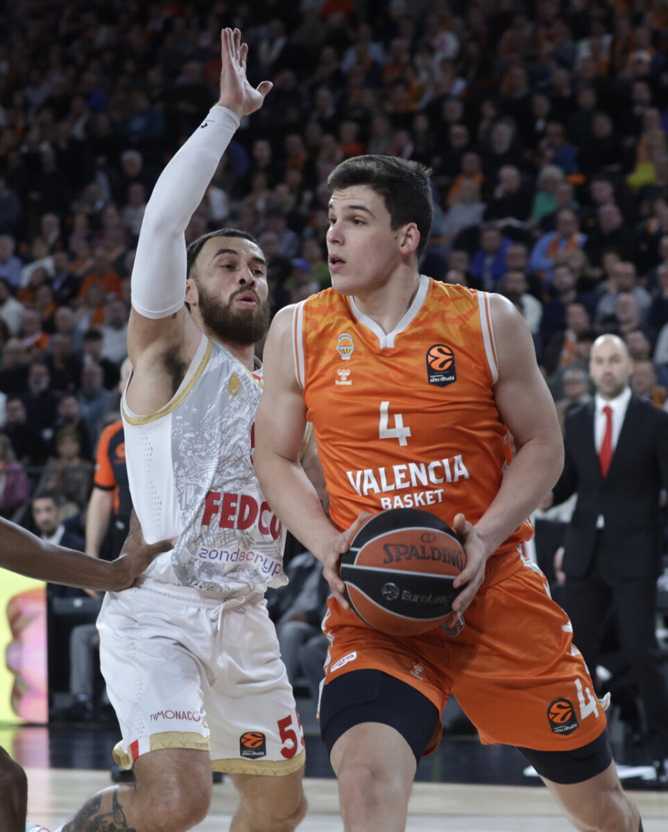 Jugador de Valencia Basket en acción durante un partido contra AS Monaco