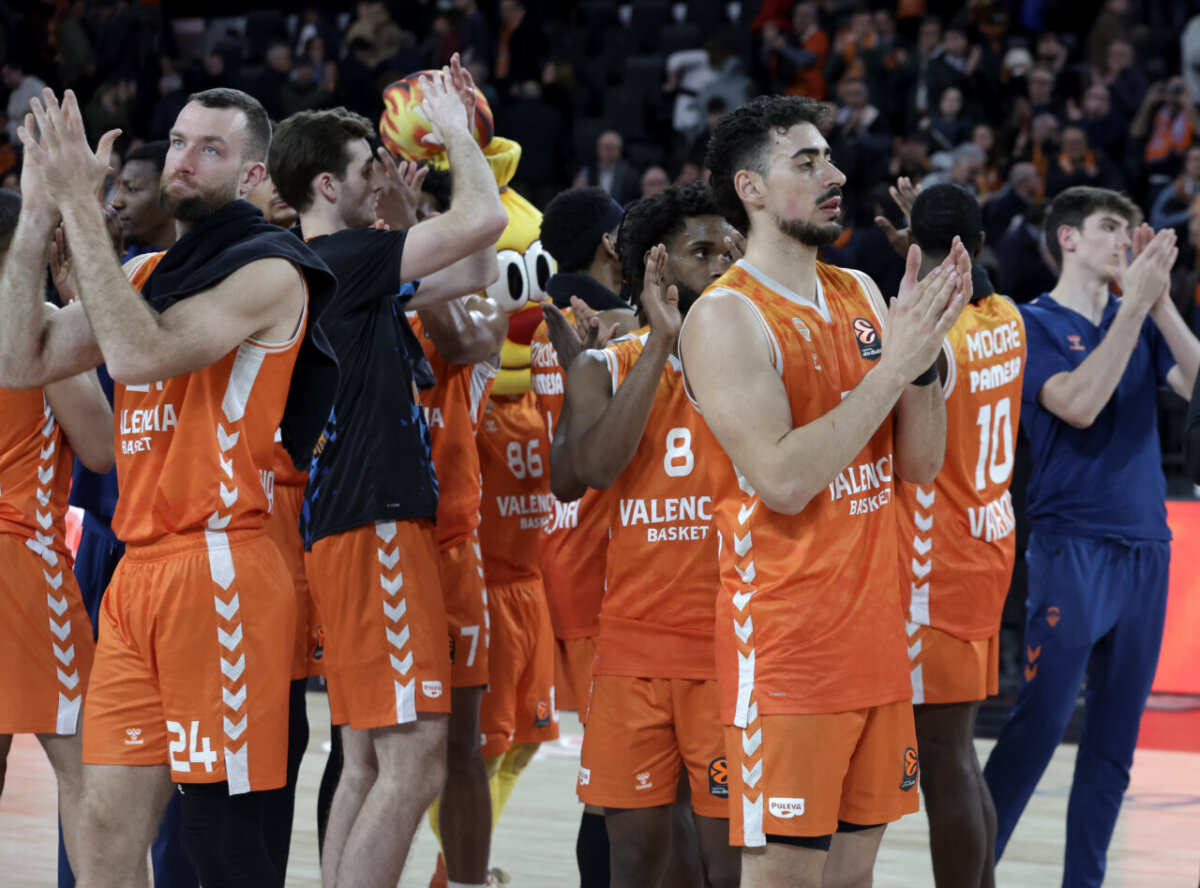 Jugadores de Valencia Basket aplaudiendo tras un partido intenso.