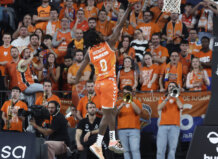 Jugador de Valencia Basket lanzando a canasta durante un partido