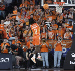 Jugador de Valencia Basket lanzando a canasta durante un partido