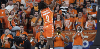 Jugador de Valencia Basket lanzando a canasta durante un partido