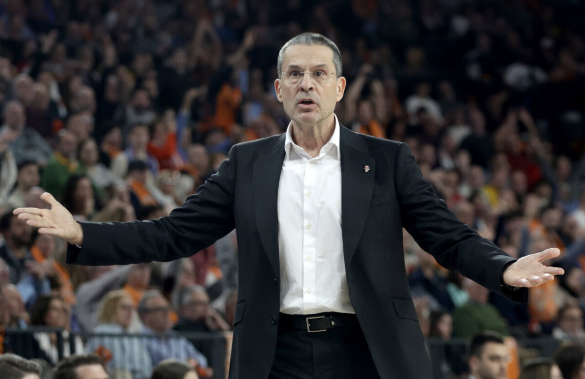 Entrenador de Valencia Basket gesticulando durante el partido contra Unicaja.
