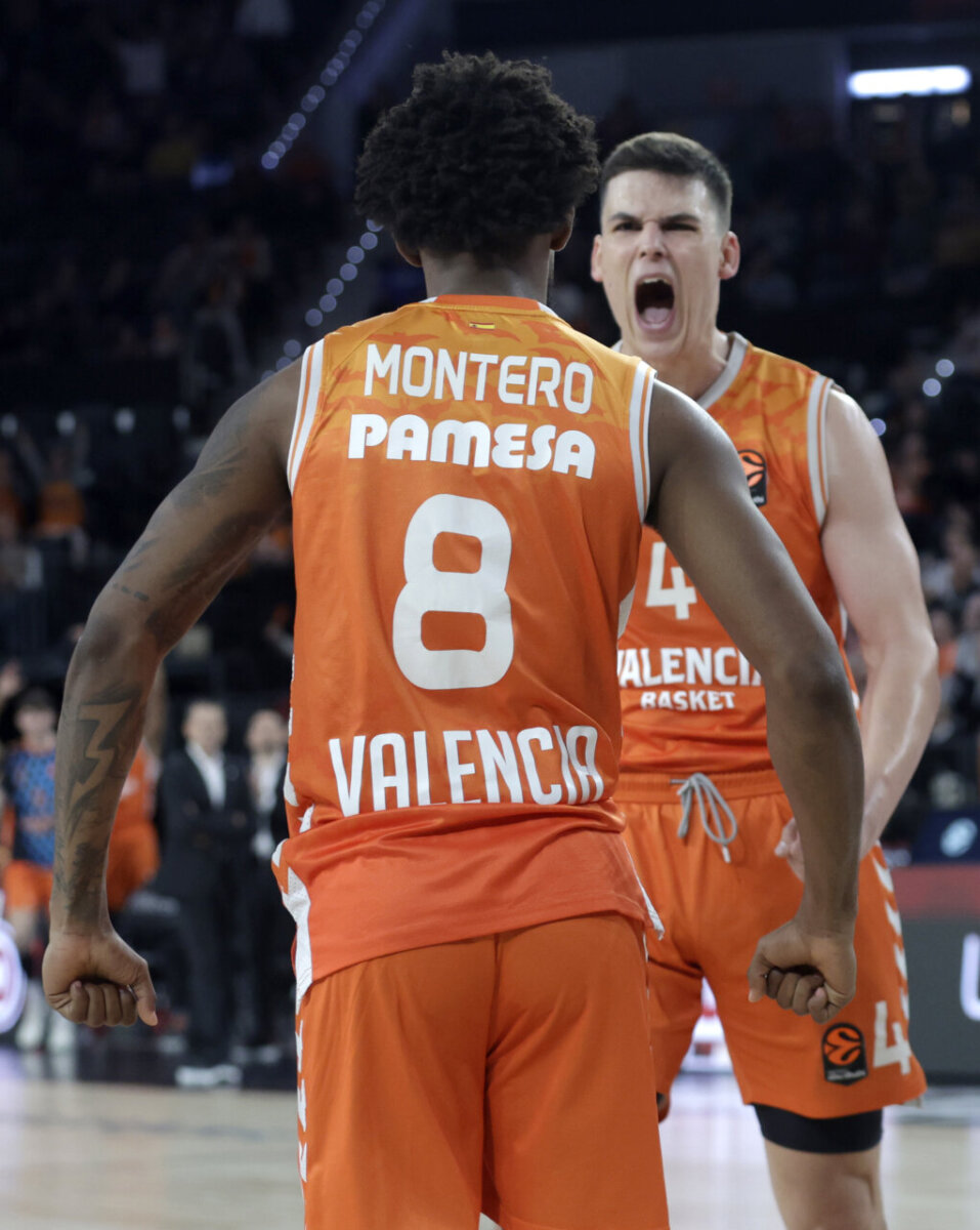 Jugadores del Valencia Basket celebrando una victoria en el Roig Arena.