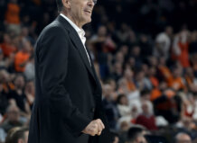 Valencia Basket convierte el Roig Arena en una caldera y tumba al Maccabi a base de carácter Entrenador del Valencia Basket dirigiendo el partido en el Roig Arena.