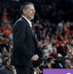 Entrenador del Valencia Basket dirigiendo el partido en el Roig Arena.