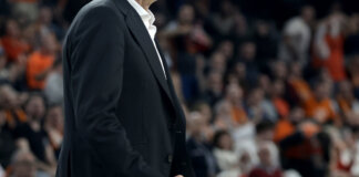 Entrenador del Valencia Basket dirigiendo el partido en el Roig Arena.