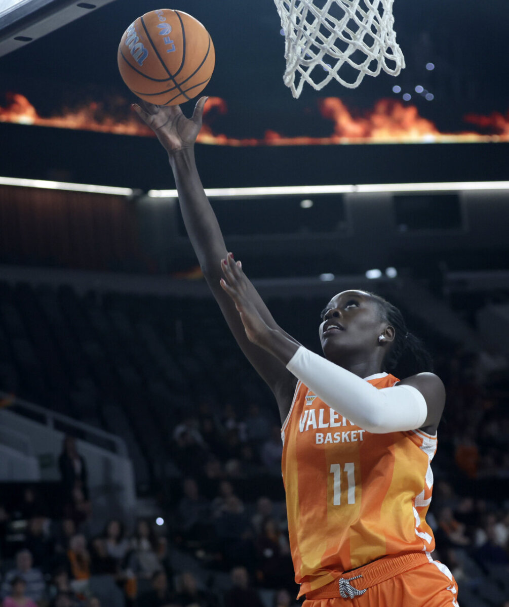 Jugadora de Valencia Basket lanzando a canasta durante un partido