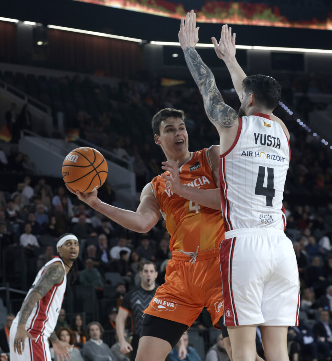 Jugador de Valencia Basket en acción durante el partido contra Casademont Zaragoza.