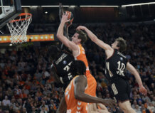 La falta de acierto exterior y la solidez defensiva local frenan al Valencia Basket en Múnich Jugadores de Valencia Basket y Bayern Múnich compiten por el balón en un partido emocionante.