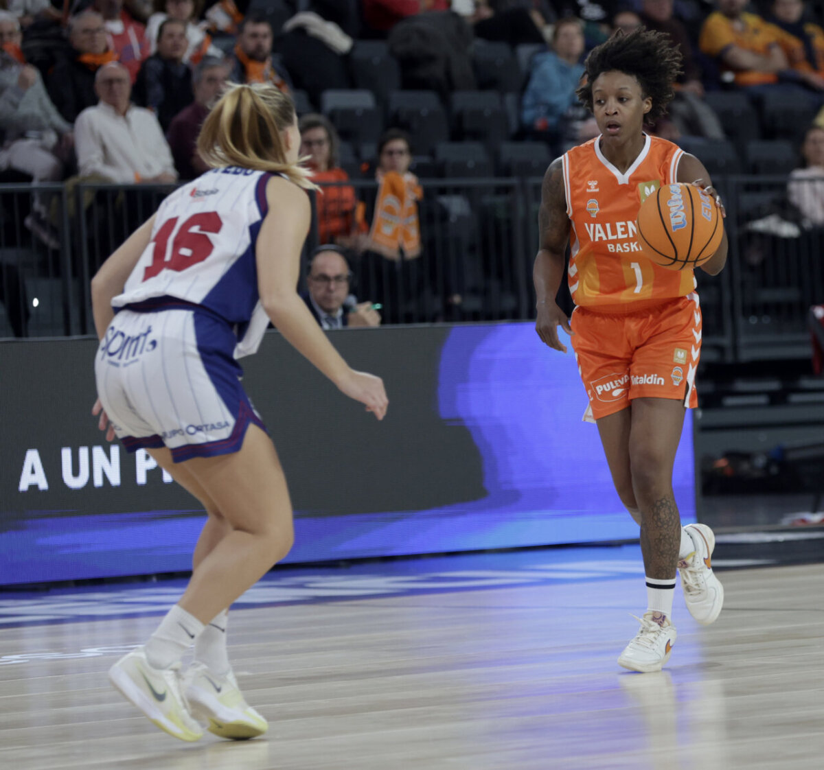 Jugadora de Valencia Basket con balón en el Roig Arena durante un partido.