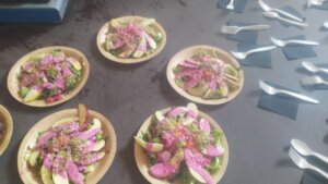 Los estudiantes del IES Peset Aleixandre preparan ensaladas en un taller de cocina.