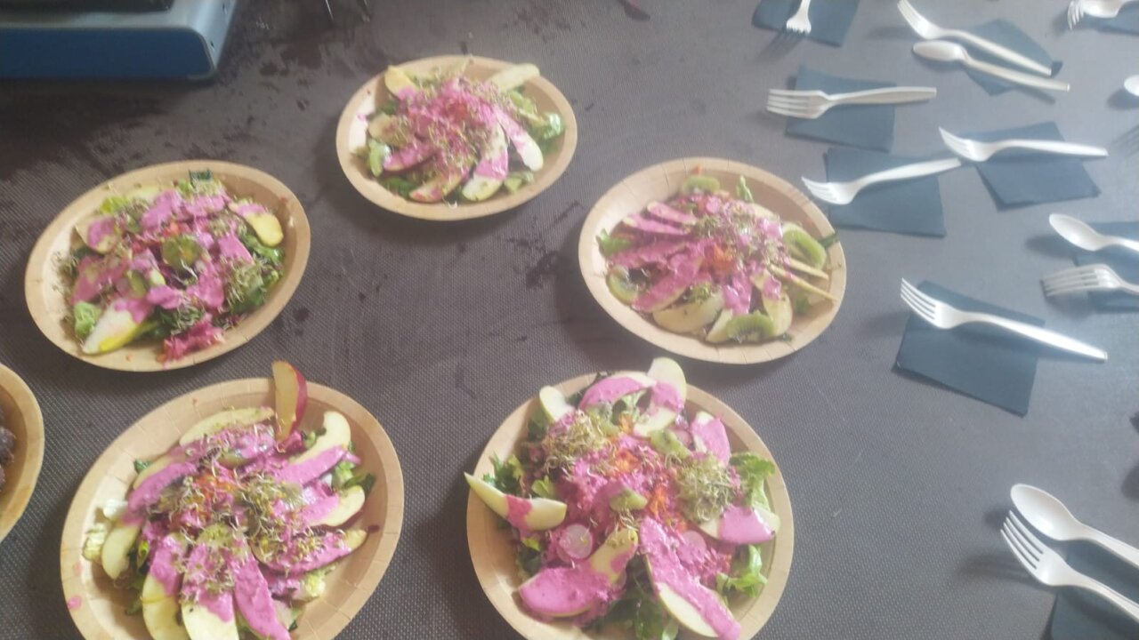 Los estudiantes del IES Peset Aleixandre preparan ensaladas en un taller de cocina.