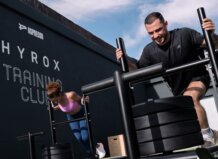 Entrenamiento en la zona Fitness Outdoor de Aspresso Valencia con equipos de alta intensidad.