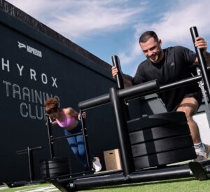 Entrenamiento en la zona Fitness Outdoor de Aspresso Valencia con equipos de alta intensidad.