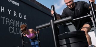 Entrenamiento en la zona Fitness Outdoor de Aspresso Valencia con equipos de alta intensidad.