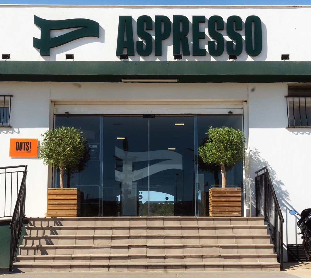 Entrada del club Aspresso Valencia con plantas decorativas y letrero