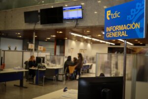 Interior del Ayuntamiento de Torrent con señalización de información general