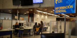 Interior del Ayuntamiento de Torrent con señalización de información general