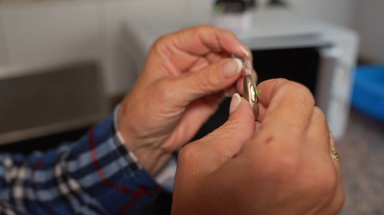 Cruz Roja ha entregado audífonos a personas afectadas por la DANA.