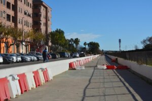 Obras en el barranco de la Saleta en Aldaia con vehículos y edificios