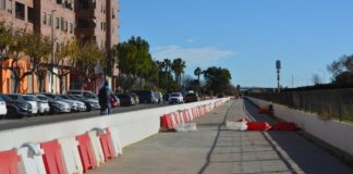 Obras en el barranco de la Saleta en Aldaia con vehículos y edificios