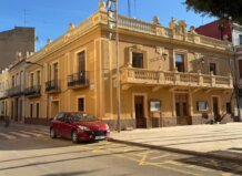 Vista del Ayuntamiento de Foios sin vallado en la calle