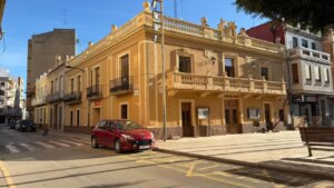 Vista del Ayuntamiento de Foios sin vallado en la calle