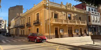 Vista del Ayuntamiento de Foios sin vallado en la calle