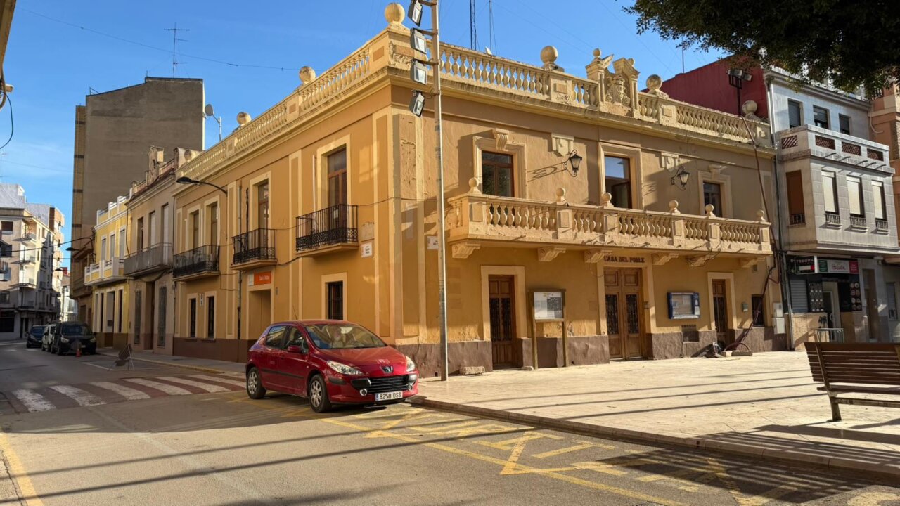 Vista del Ayuntamiento de Foios sin vallado en la calle