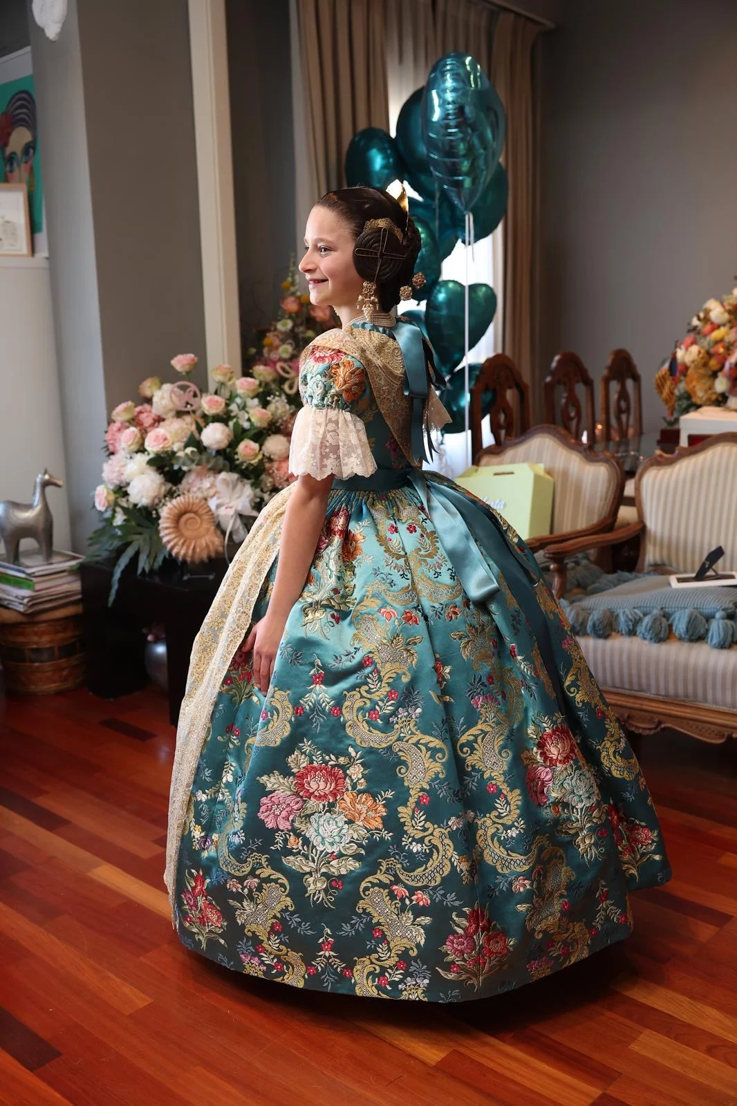 Marta Mercader con espolín azul cristalino en su exaltación