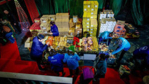 Voluntarios organizando juguetes y alimentos para niños en Valencia