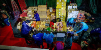 Voluntarios organizando juguetes y alimentos para niños en Valencia