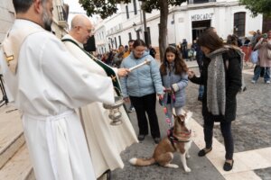 El acto de bendición de mascotas se celebró en la Plaza del Pueblo de Paterna.