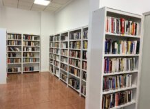 Interior de la Biblioteca Municipal de Aldaia con estanterías llenas de libros.
