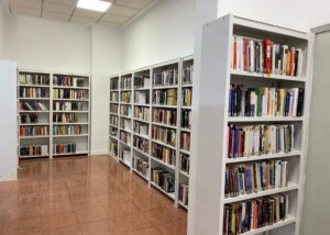 Interior de la Biblioteca Municipal de Aldaia con estanterías llenas de libros.