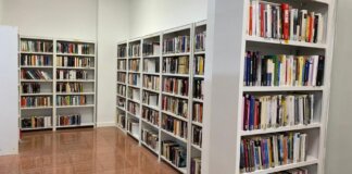 Interior de la Biblioteca Municipal de Aldaia con estanterías llenas de libros.