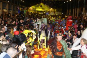 Cabalgata de Reyes Magos en Manises con multitudes y coloridos disfraces.