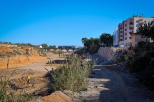 Vista de la calle Barranco de l'Horteta en Torrent con obras de rehabilitación