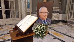 Homenaje a Ricard Pérez Casado en València con retrato y libro de condolencias.